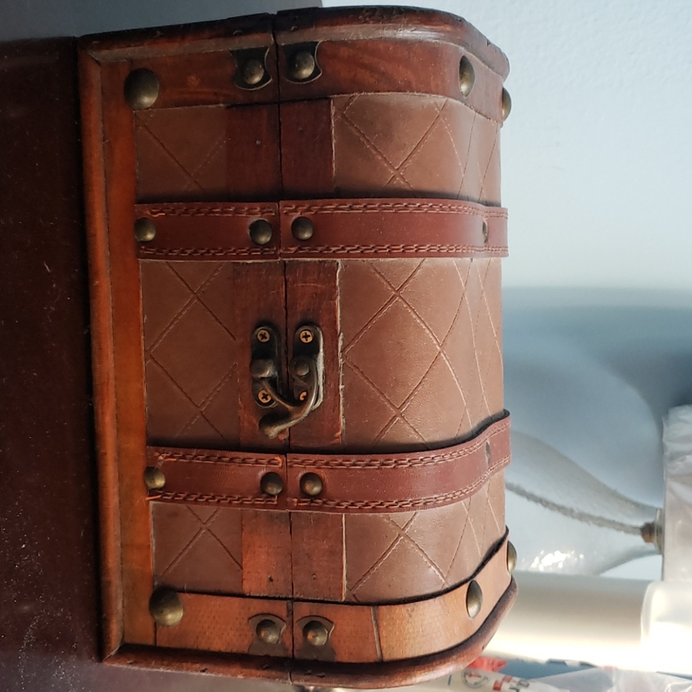 Table top storage chest